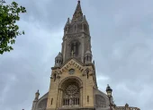 En la imagen, fachada de la iglesia decimonónica en la que han anidado dichas aves, en el barrio parisino de Ménilmontant.