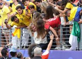 El técnico ecuatoriano Sebastián Beccacece abrazado por los hinchas que lo resistían.