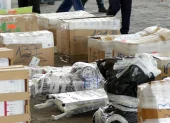 Una foto referencial que muestra la cantidad de cintas que se pone en las cajas para enviar.