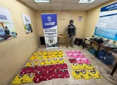 Parte de los uniformes de las selecciones que la Aduana aprehendió.