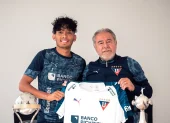 Frangoy Zambrano nuevo jugador de Liga de Quito e Issac Álvarez presidente del equipo.