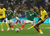 Obed Vargas (c) de México disputa un balón con Kendry Páez (d) de Ecuador en el reciente partido donde la Tri quedó eliminada del Mundial.
