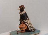 A través de la escultura, el artista entra en diálogo con los ritmos, residuos y fluctuaciones del Machángara.
