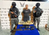 Alias El Gato fue detenido durante un allanamiento en Rioverde, donde también se decomisaron armas, municiones y marihuana.