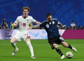 Lionel Messi (d) completa un remate al arco ante los ingleses.