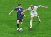 Lionel Messi (i) supera la marca de Harry Kane.