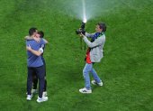 El director técnico argentino Lionel Scaloni se fundió en un abrazo de felicitación con Lionel Messi tras la derrota ante los inlgeses.