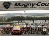 Los ciclistas recorren el Circuito Nevers Magny-Cours durante el inicio de la etapa 12 del Tour de Francia.
