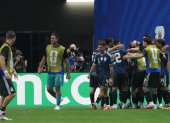 Jugadores de Argentina celebran en el partido de semifinales del Mundial tras vencer a Inglaerra 2-1.