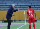 Tiago Nunes dirigiendo Liga de Quito en su último partido ante Universidad Católica, el miércoles, donde perdió 1-0.