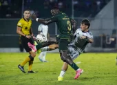 Luca Klimovicz (d) es el goleador de Emelec con 4 goles, en 19 fechas disputadas de la LigaPro.