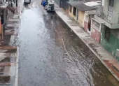 Acumulación de agua en una intersección de la calle 10 de Agosto.