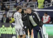 Cristian Nasuti le da indicaciones al delantero de Emelec, Luca Klimowicz.