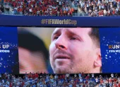 Una pantalla del estadio de Nueva Jersey muestra a Lionel Messi llorando tras perder la final del Mundial 2026 ante España.