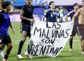 Jugadores argentinos con una pancarta  "Las Islas Malvinas son argentinas"