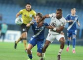 Luca Klimowicz (i) no pudo anotar en el duelo entre Emelec y Mushuc Runa, por la fecha 21 de la LigaPro.