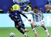 El delantero de Cabo Verde Sidny Lopes Cabral (i) en una de las acciones del partido contra Argentina en octavos de final.