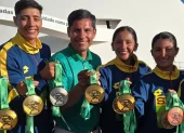 Jefferson Pérez (centro) nuevo presidente del COE junto a varios deportistas de Ecuador.