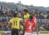 Leones y Barcelona SC juegan en el estadio Olímpico de Ibarra.