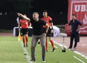 Cristian Nasuti dirige en la zona técnica de Emelec ante Guayaquil City.