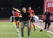 Cristian Nasuti dirige en la zona técnica de Emelec ante Guayaquil City.