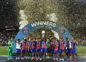 Jugadores de PSG celebraron la corona de la Supercopa de Europa 2026, tras vencer 2-1 a Aston Villa.