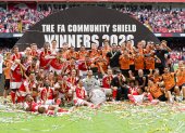 Piero Hincapié (i) junto al resto de jugadores del Arsenal levantando el trofeo de campeón.