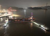 Buque portacontenedores de la naviera china Sea Legend zarpando rumbo a Inglaterra. Desde el 15 de agosto, opera el primer servicio semanal de contenedores por la Ruta Ártica.