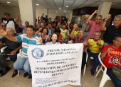 Un grupo de jubilados que con frecuencia tienen que reclamar para que el SRI les devuelva el IVA.