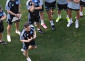 El director técnico argentino Ezequiel Medrán en su primera charla técnica con los integrantes del Bombillo, de cara al partido ante Leones en el Capwell.