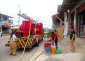 Personal del cuerpo de bomberos de Manglaralto colabora en el abastecimiento del líquido vital a los sectores donde el agua no llega