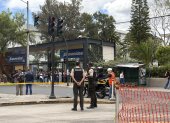 Hombres de la Policía llegaron hasta el lugar para verificar la alerta.