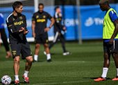 Moisés Caicedo (i) en la práctica de Chelsea ante Xabi Alonso.