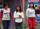 Convivencia. Jóvenes Chachis caminan por su comunidad, frente al desafío de mantener viva su lengua.