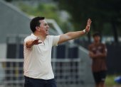 El técnico Pool Gavilánez (c)  gesticula desde el banquillo de suplentes durante un partido de la LigaPro.