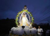 La imagen de la Virgen María en la advocación de Blanca Estrella de la Mar en su recorrido de los peregrinos