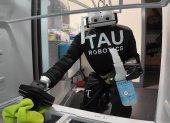 Fotografía tomada de la página oficial de Tau Robotics que muestra un robot de limpieza de una empresa.