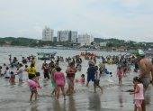 TURISTAS DISFRUTANDO EN PLAYAS |