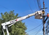 Personal de la EEQ realiza trabajos correctivos para restablecer el servicio eléctrico en el norte de la ciudad.