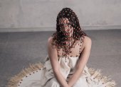 HAKHU regresa al NYFW tras su debut histórico en 2023, cuando se convirtió en la primera marca amazónica ecuatoriana en pisar ese escenario.