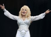 GLASTONBURY (United Kingdom), 25/08/2026.- (FILE) - US singer Dolly Parton performs at the Pyramid Stage of the Glastonbury Festival of Contemporary Performing Arts 2014 at Worthy Farm, near Pilton, Somerset, Britain, 29 June 2014 (reissued 25 August 2026). US country music legend Dolly Parton died at the age of 80, her family announced on social media on 25 August 2026. (Reino Unido) EFE/EPA/WILL OLIVER