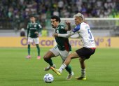 Lucas Evangelista (i) de Palmeiras disputa el balón con Sebastián González de Liga de Quito, en el duelo de Copa Libertadores.