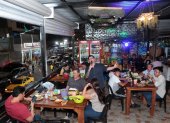 Personas comiendo y escuchando música en vivo en El Cangrejón D’Xavier, en Guayaquil.
