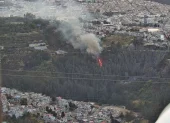 El incendio fue reportado este miércoles 16 de septiembre en el sector de La Tola, en la avenida Velasco Ibarra, en Quito. El fuego se registra en el mismo punto donde ocurrió otro incendio días atrás.