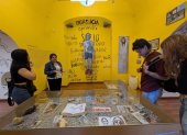La muestra, ubicada en el patio La Picota del CCM,  está dividida en cuatro etapas: Gráfica necia, Escenas batracias, Momentos chéveres y Desde Sangolquí con amor.