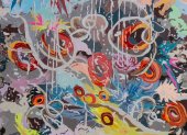 Animales, flores y otras formas orgánicas se cruzan con referencias provenientes del cómic y con composiciones abstractas en la obra de la artista.