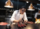 Juan Sebastián Gallardo prepara uno de los bocados del Kitchen Theater, el espacio donde los procesos de experimentación de Zero Lab ocurren frente a los comensales.