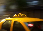 El vehículo en el que se movilizaba el taxista sufrió daños durante el siniestro registrado en La Floresta.
