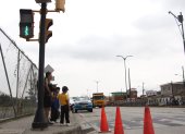Los 40 resaltos parabólicos serán instalados en 3,9 kilómetros de la avenida Teodoro Alvarado Oleas.