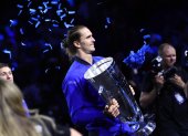 Alexander Zverev levanta la copa de campeón de la Copa Laver.